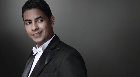 Héctor Aníbal da vida a Eduardo Brito en un montaje teatral en la Sala Ravelo