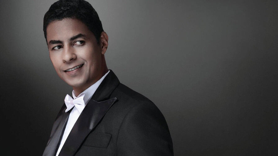 Héctor Aníbal da vida a Eduardo Brito en un montaje teatral en la Sala Ravelo