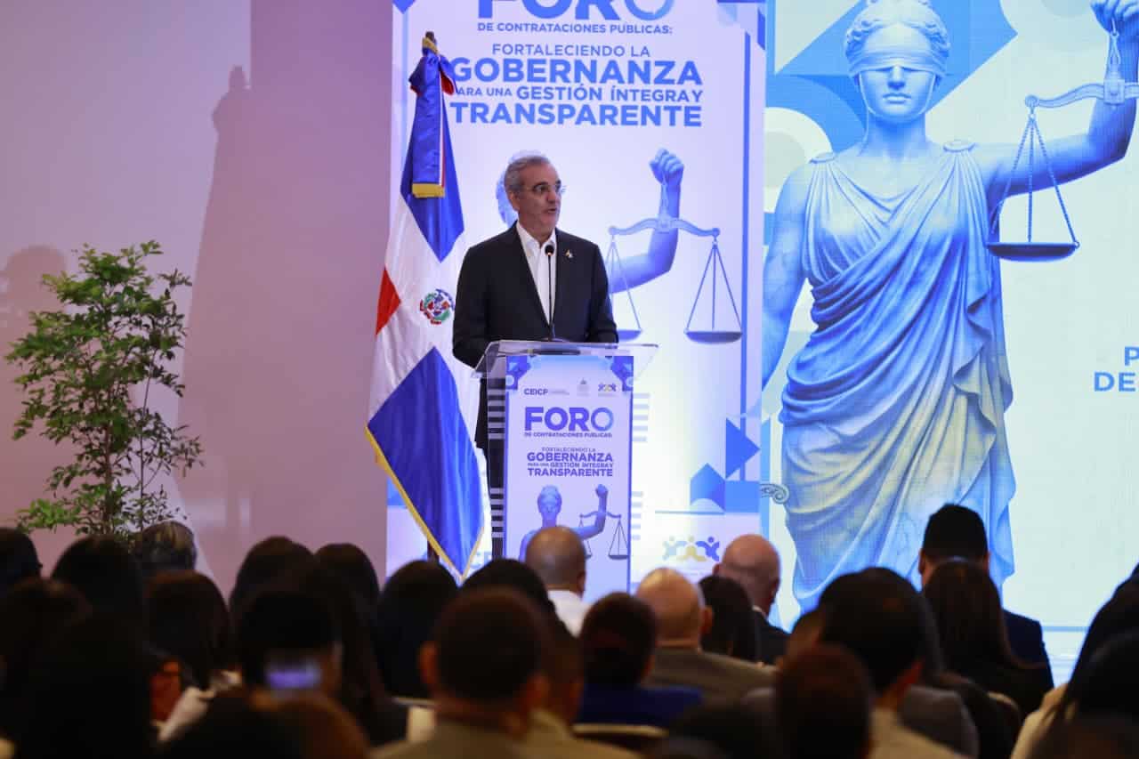 El presidente Luis Abinader durante II Foro de Contratación Pública.