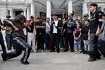 Las batallas de aura saltan de las redes a las calles latinoamericanas
