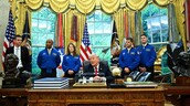 Trump ordena explorar vías comerciales para enviar humanos a Marte