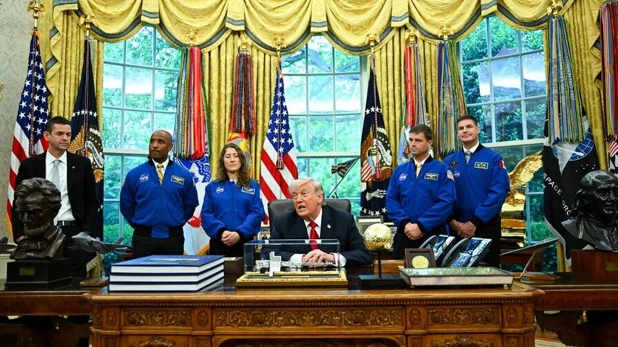 Trump ordena explorar vías comerciales para enviar humanos a Marte