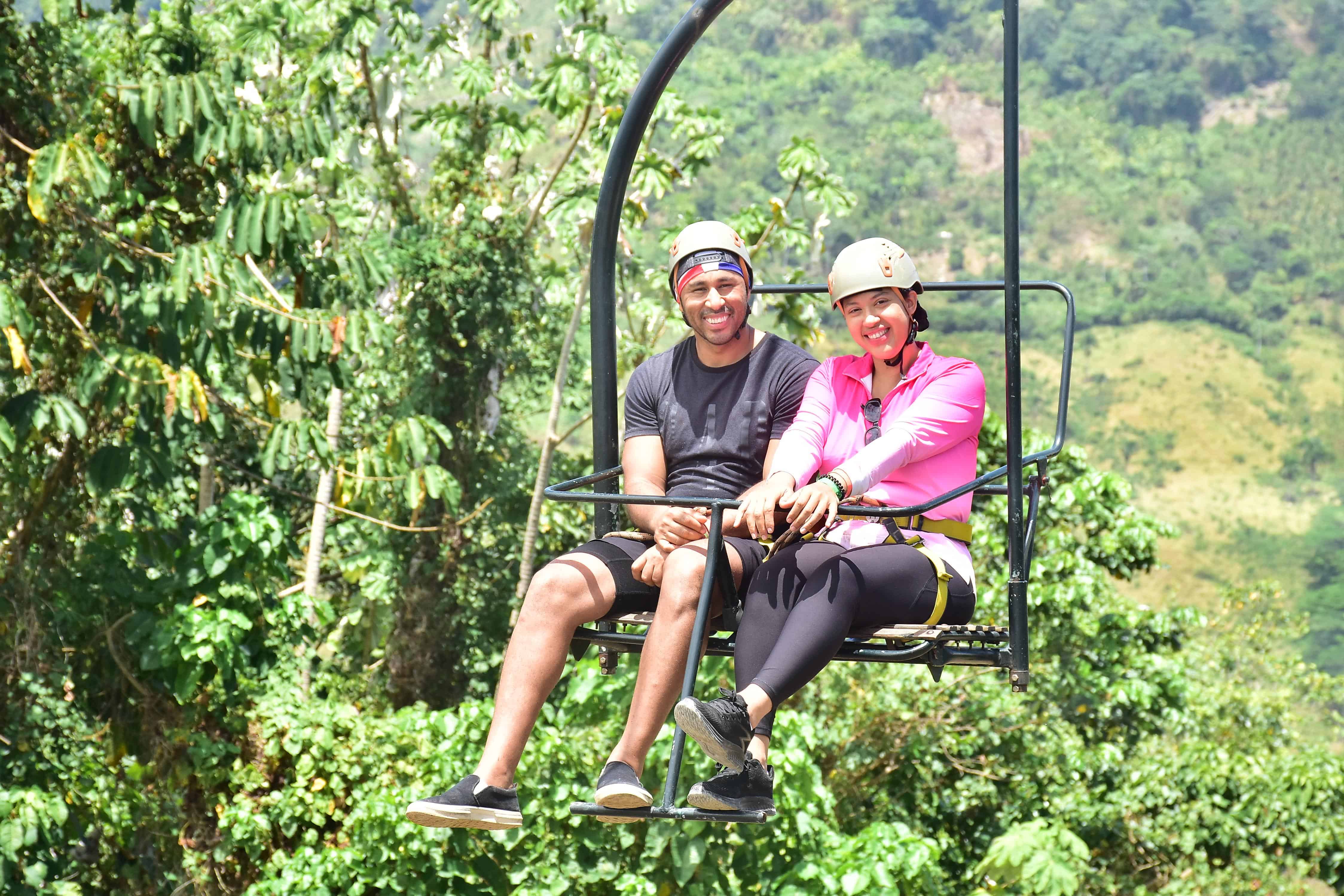 Los visitantes suben por la telesilla para comenzar el recorrido en el zipline.