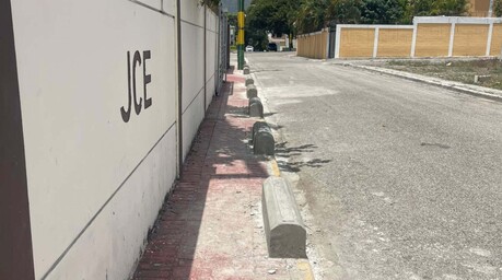 Muros en las aceras: la polémica solución para protegerlas que cuestionan residentes de Sabana Larga