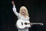 Dolly Parton asegura que sigue trabajando mientras se recupera de sus problemas de salud