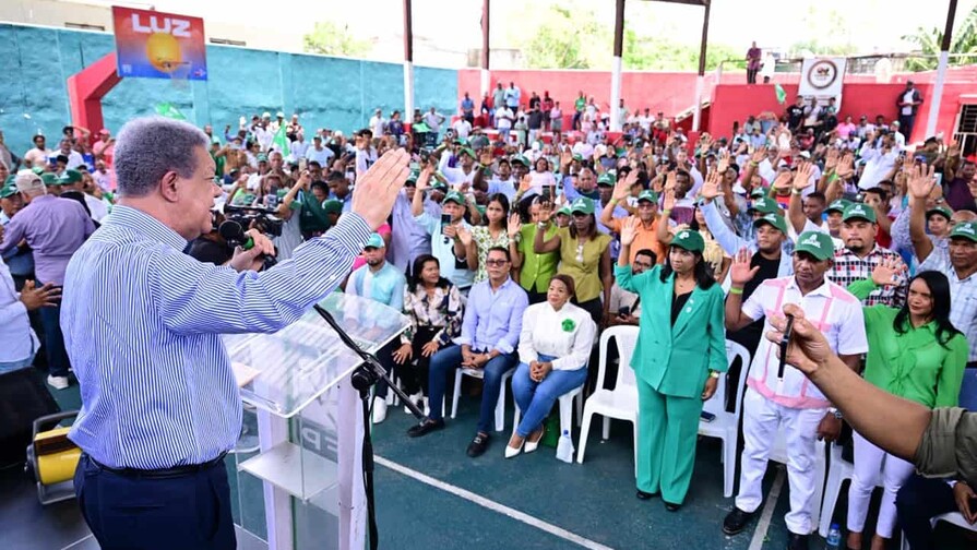 Fuerza del Pueblo juramenta a 300 personas, incluida vicealcaldesa del PRM, en Los Alcarrizos