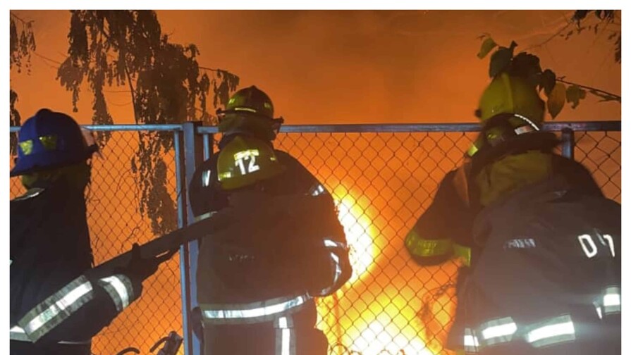 Se produce incendio próximo a planta de GLP; bomberos evitan que llamas se propaguen a la envasadora