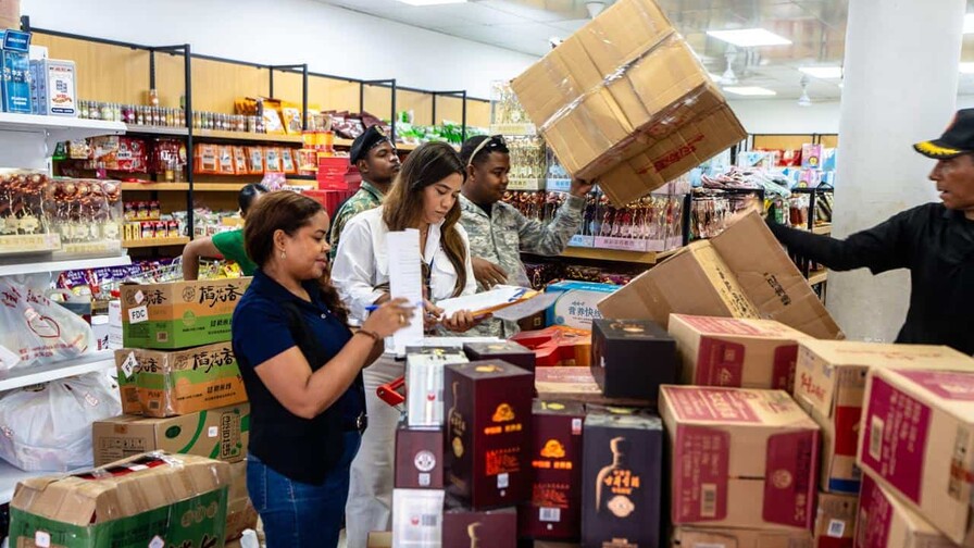 Autoridades incautan mercancías ilícitas valoradas en RD$19.4 millones en Villa Consuelo