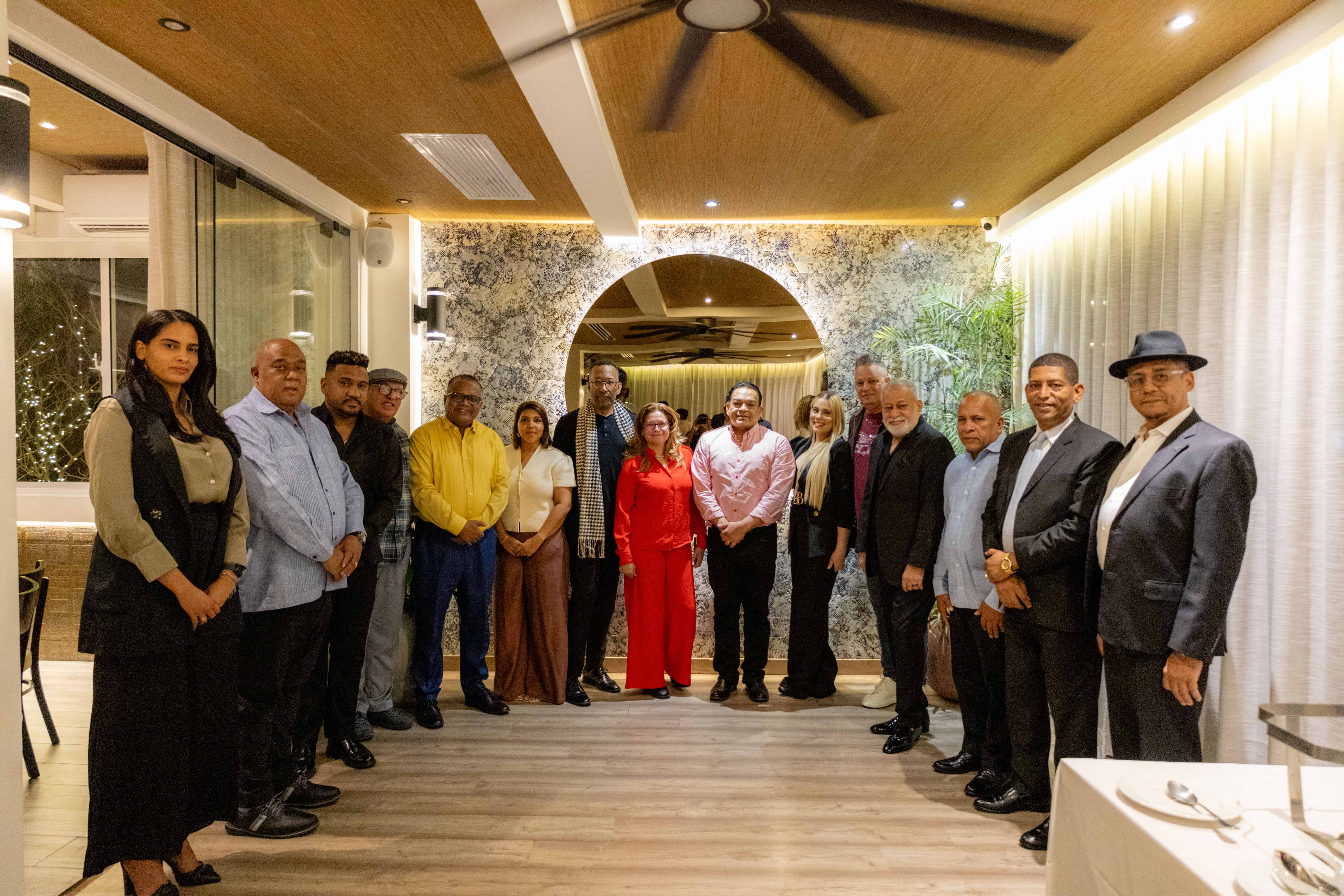 Representantes del sector del derecho de autor en la República Dominicana durante la celebración del 26 aniversario de la Ley 65-00, en un encuentro realizado en un restaurante del Distrito Nacional.&nbsp;