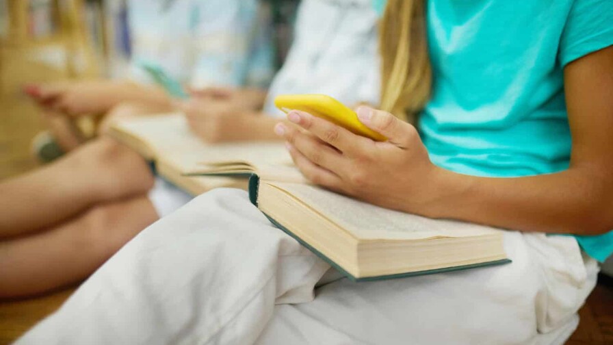 Un colegio dominicano demostró que las aulas son mejores sin celular