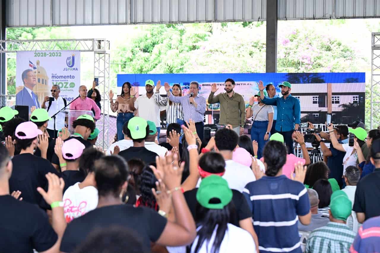 Nuevos integrantes juramentados en la Fuerza del Pueblo por parte del presidente Leonel Fernández.