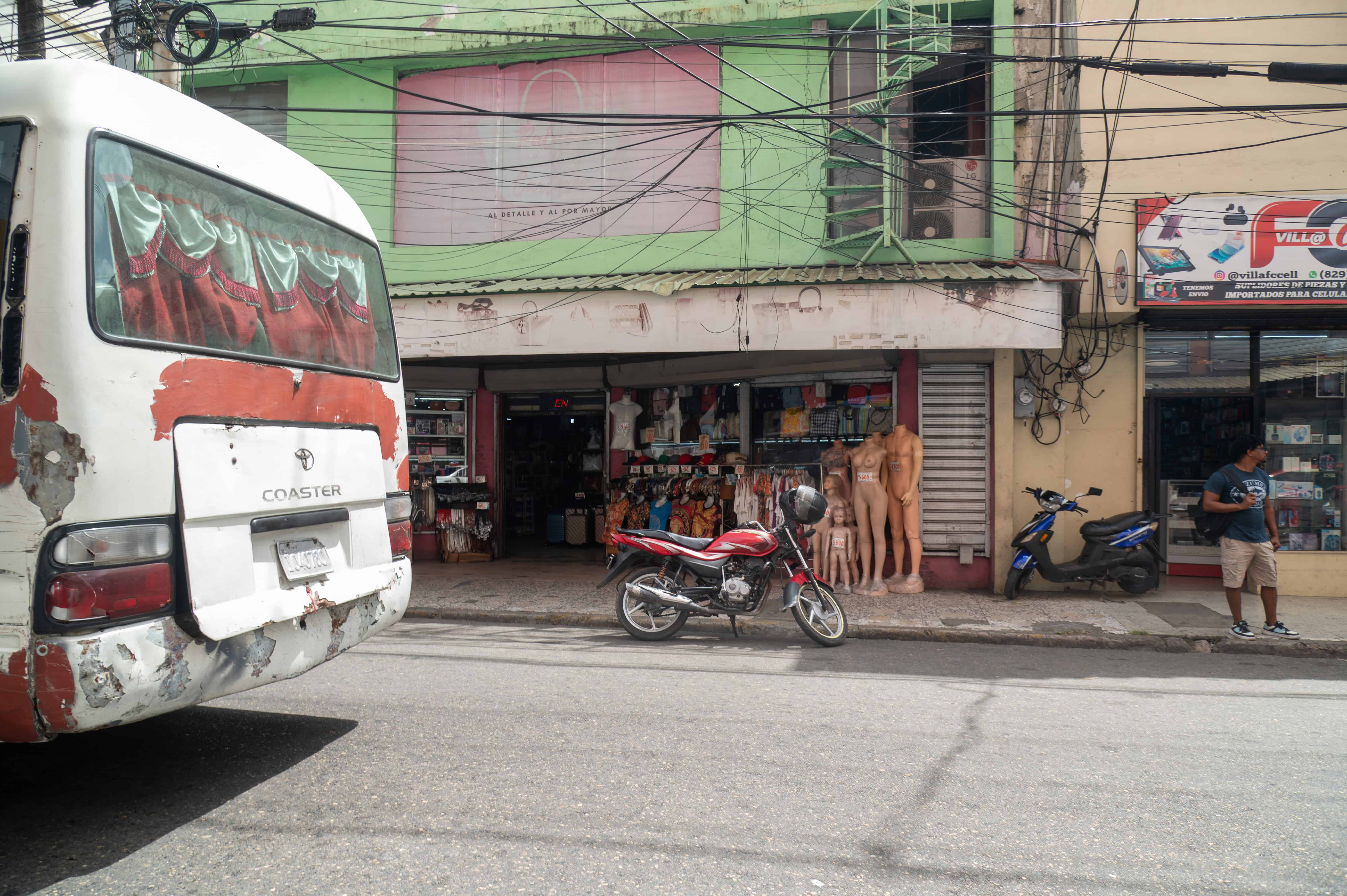 Establecimiento chino sin nombre visible en la calle José Martí. 