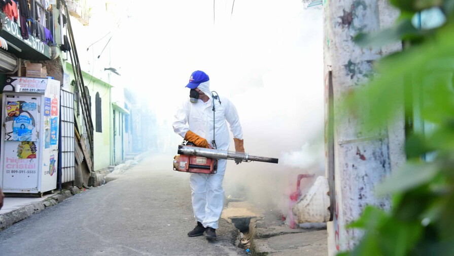 Salud Pública fumiga contra el dengue y exhorta a la población eliminar criaderos de mosquito