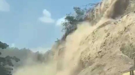 Deslizamiento de tierra y rocas afecta, otra vez, tramo de la carretera Jarabacoa-La Vega