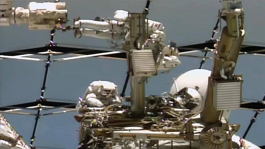 Dos astronautas inician paseo espacial para mejorar la comunicación con Tierra de la EEI