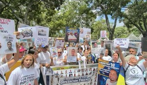 Familiares de presos políticos protestan por excarcelaciones a cuentagotas en Venezuela