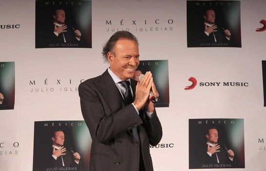 Julio Iglesias despide a Dolly Parton y recuerda la “suerte” de cantar junto a ella