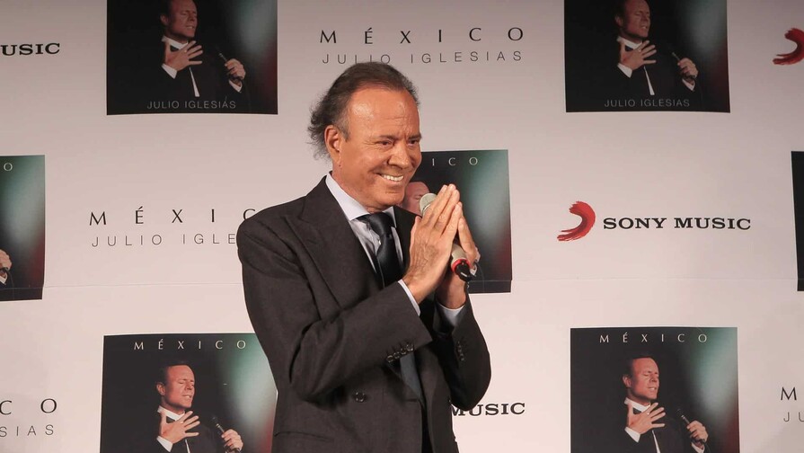 Julio Iglesias despide a Dolly Parton y recuerda la “suerte” de cantar junto a ella