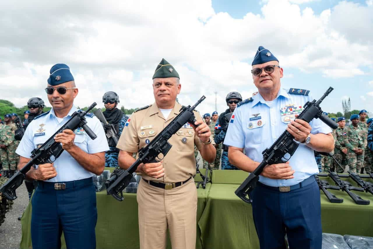 El ministro de Defensa, Carlos Antonio Fernández Onofre (centro), durante la entrega de las armas.