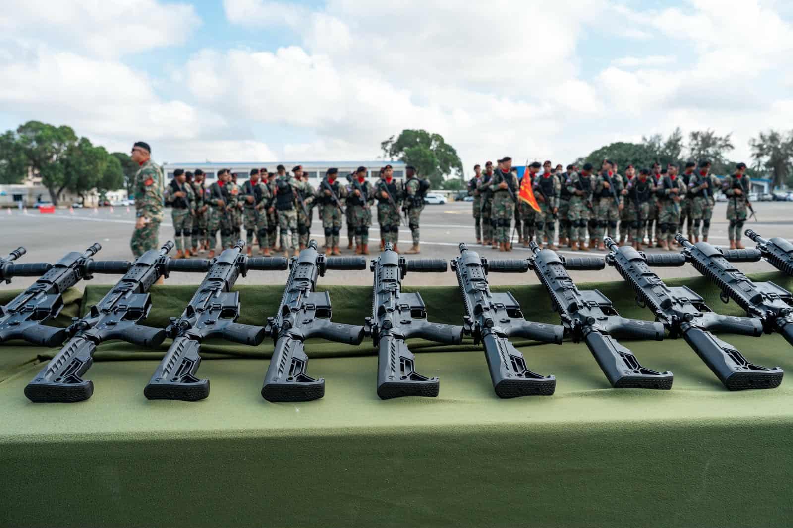 Parte de los fusiles, ametralladoras y otros equipos incluidos en las entregas realizadas a la Armada y la Fuerza Aérea.