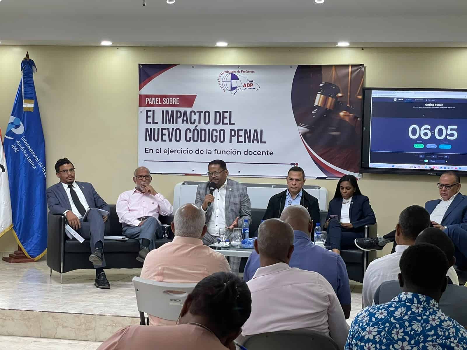 En orden de izquierda a derecha: John  Bello, Consultor Jurídico de la ADP; Eduardo Hidalgo, presidente ADP; el diputado Jesús Manuel (Sandro) Sánchez, presidente de la Comisión Permanente del Ministerio Público y miembro de la Comisión Especial que trabajó los ajustes adicionales al nuevo Código Penal; diputado Wandy Modesto Batista, diputada Carolina Mercedes de la Cruz; el presidente del Colegio de Abogados de la República Dominicana, Trajano Vidal Potentini;  y José Vega, maestro, miembro de la ADP y abogado.