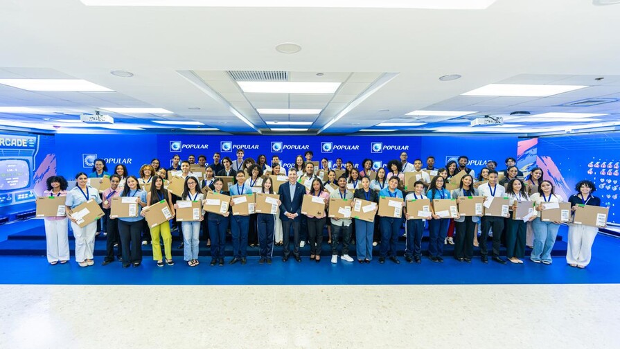 Banco Popular Dominicano entrega becas a estudiantes meritorios de escasos recursos