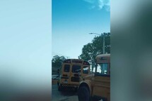 Denuncian maniobras peligrosas de autobuses transportan personal en autopista de San Isidro