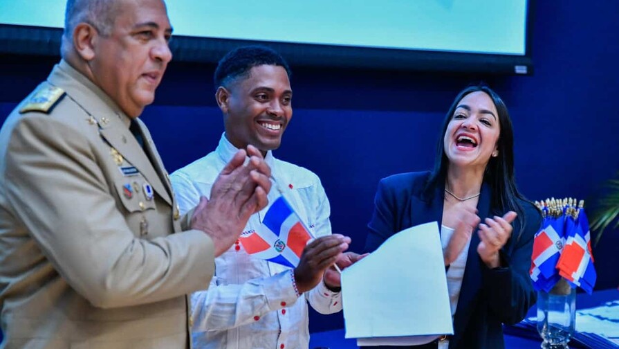 Faride Raful entrega la nacionalidad dominicana a 182 extranjeros