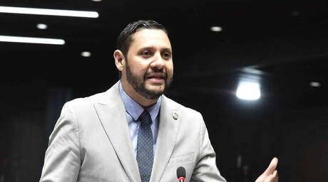 Becados tendrían que regresar a RD y trabajar hasta cinco años, según proyecto aprobado