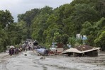 La inmensa riada ya deja un centenar de víctimas en Nepal y China y casi 900 desaparecidos