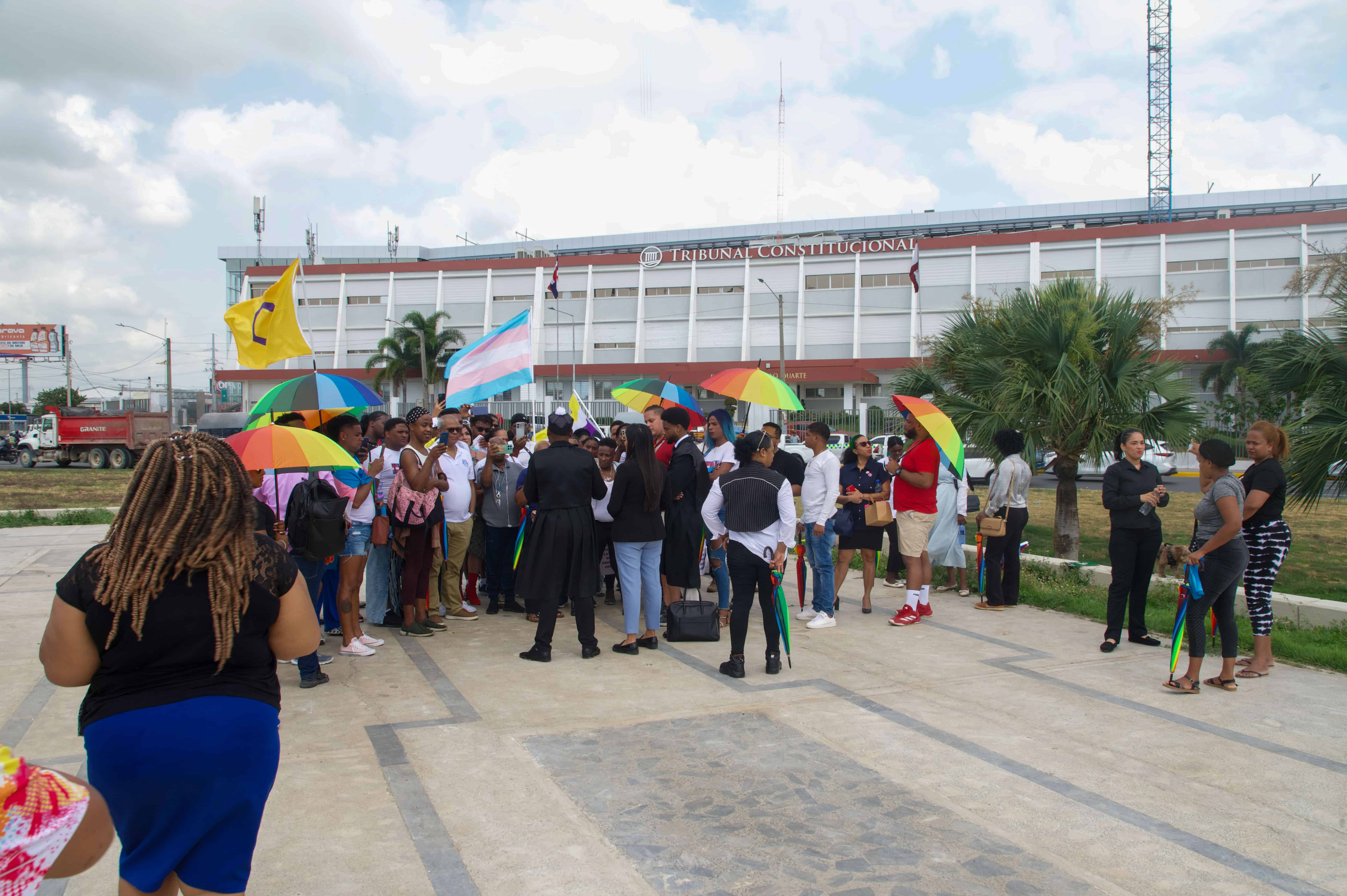 Un grupo de personas se concentró en la Plaza de la Bandera, frente al Tribunal Constitucional, para apoyar la inclusión de la orientación sexual como causa de discriminación. 