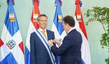 Ito Bisonó condecora al embajador de Países Bajos al concluir misión diplomática en RD