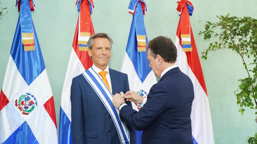 Ito Bisonó condecora al embajador de Países Bajos al concluir misión diplomática en RD