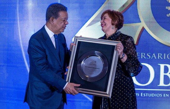 Iglobal reconoce a Leonel Fernández en su 20 aniversario