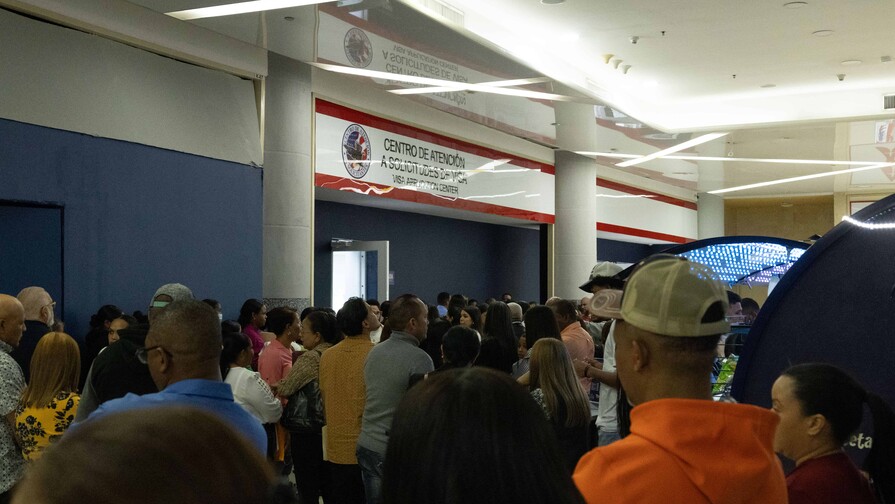 ¿Pausa mundial de visas de residencia de Estados Unidos alcanza a los solicitantes dominicanos?