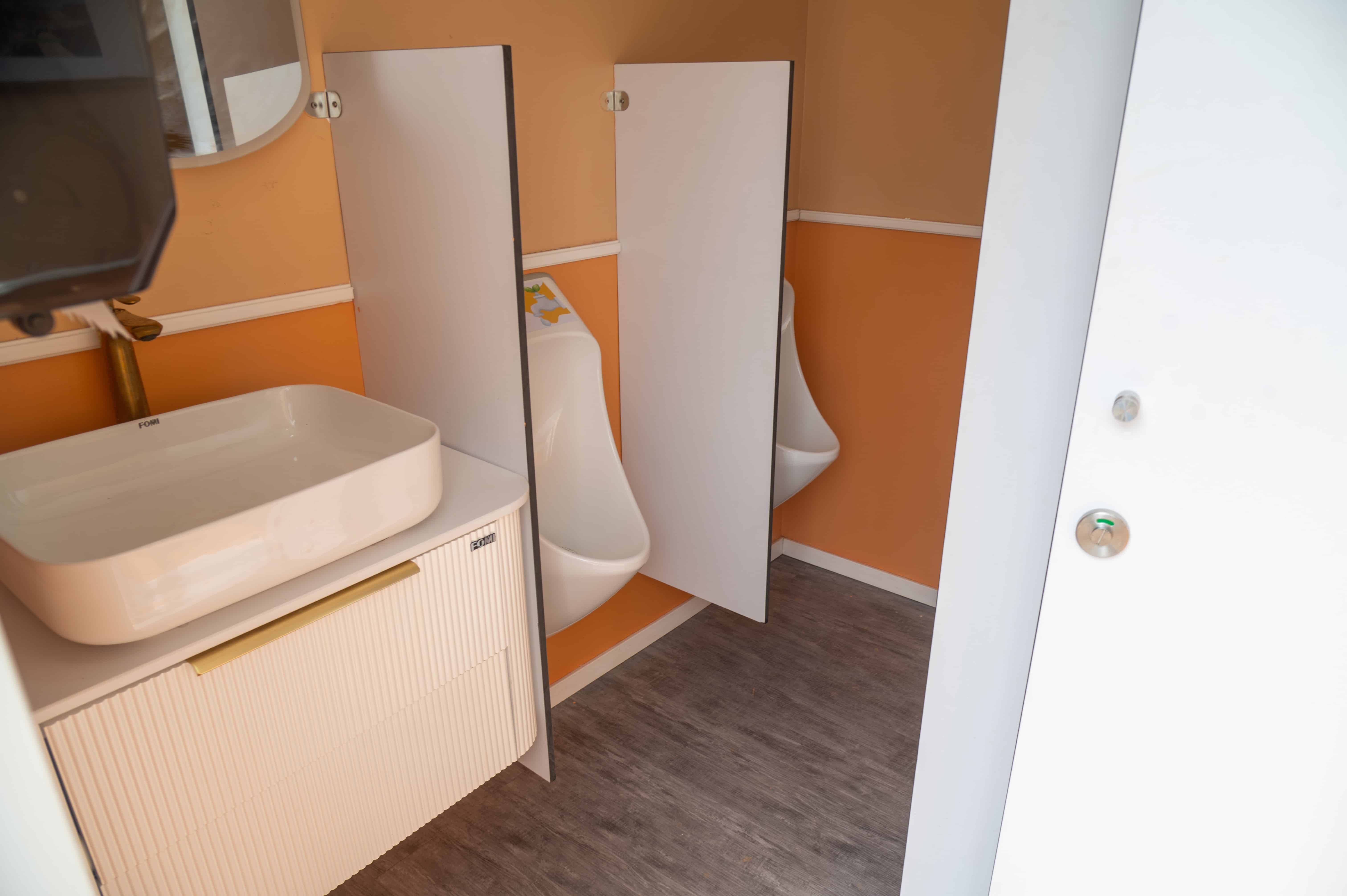 La empresa dispone de baños de diferentes categorias para eventos.