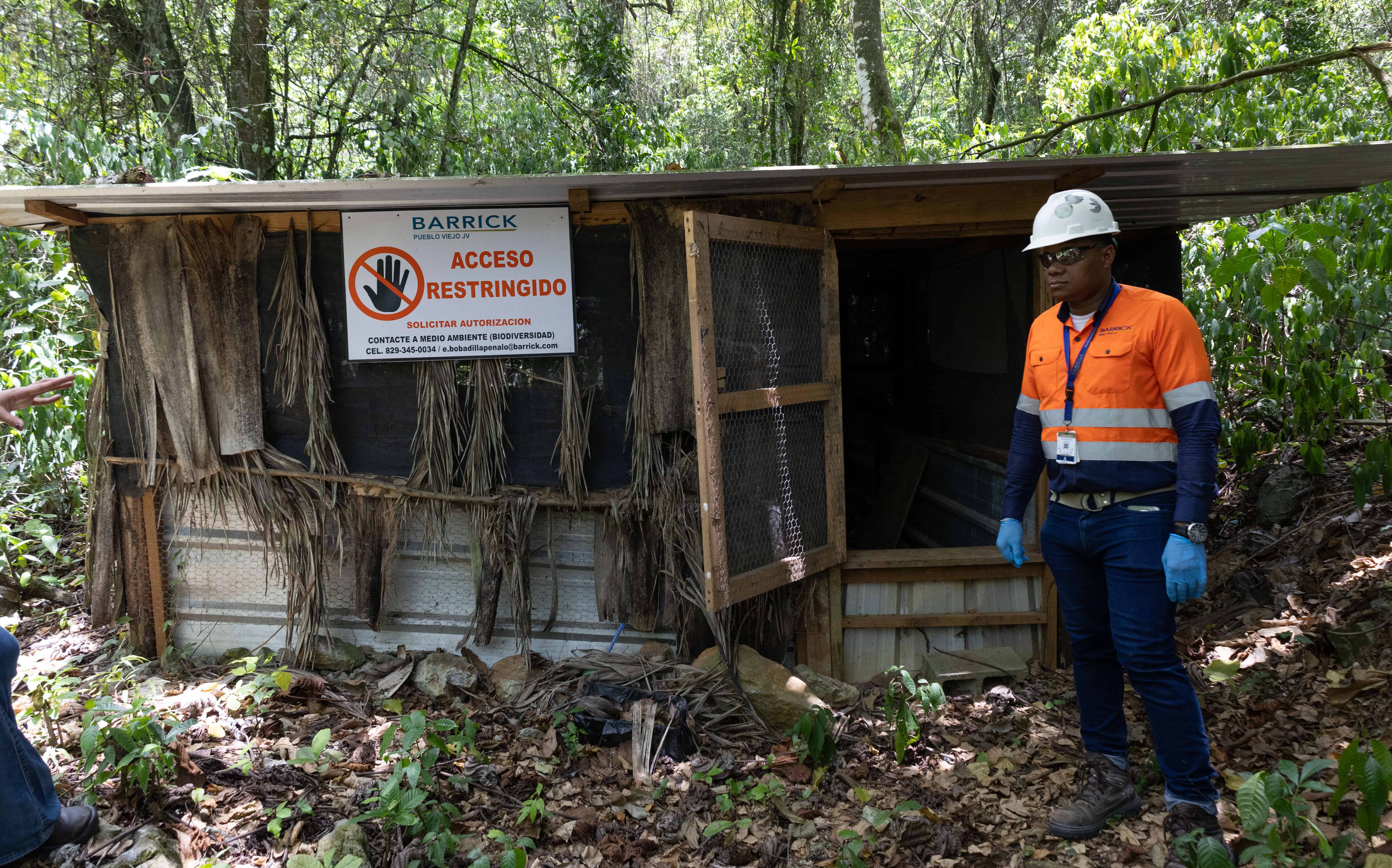 Instalación de cuarentena orientada a reproducir condiciones del hábitat de una jutía. 