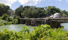 Puente entre Hato Nuevo y Quita Sueño sigue sin barandas y expone a usuarios a caer al río Haina