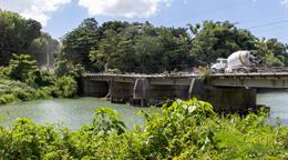 Puente entre Hato Nuevo y Quita Sueño sigue sin barandas y expone a usuarios a caer al río Haina