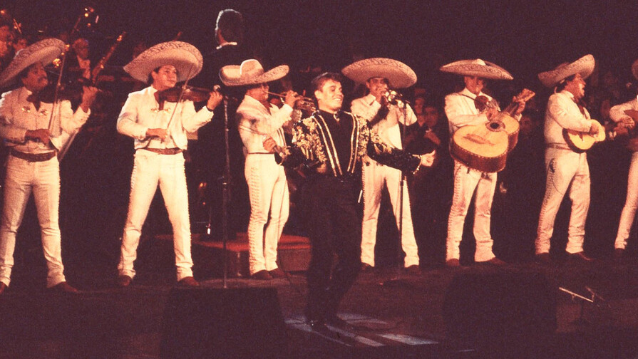 Un filme muestra imágenes inéditas del archivo de Juan Gabriel tras 10 años de su muerte