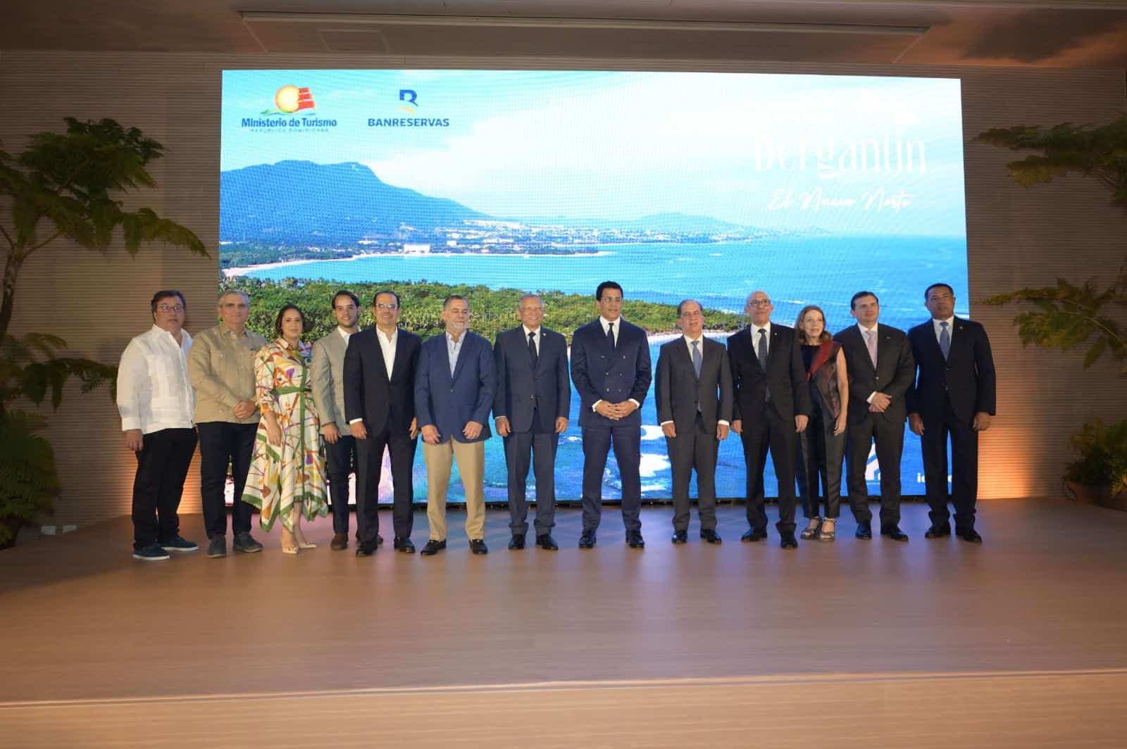 Autoridades y desarrolladores durante el lanzamiento de Villas Hacienda Serena y Apartamentos Velanto en Santiago.&nbsp;
