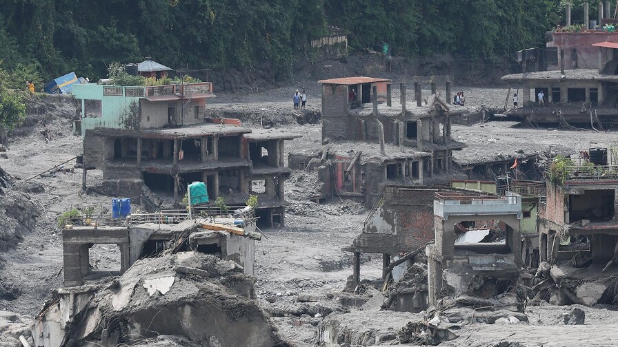 Entre lodo y destrucción, sobrevivientes retornan a sus pueblos en Nepal Entre lodo y destrucción, sobrevivientes retornan a sus pueblos en Nepal