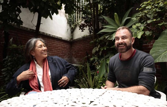Ángeles Cruz explora la fragilidad humana y los estigmas de la maternidad en Sobre las olas