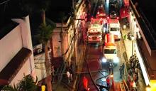 Incendio consume 17 módulos del Mercado Modelo de Santiago durante la madrugada