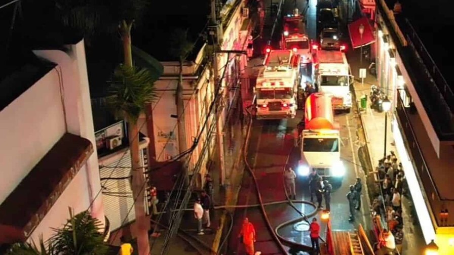 Incendio consume 17 módulos del Mercado Modelo de Santiago durante la madrugada