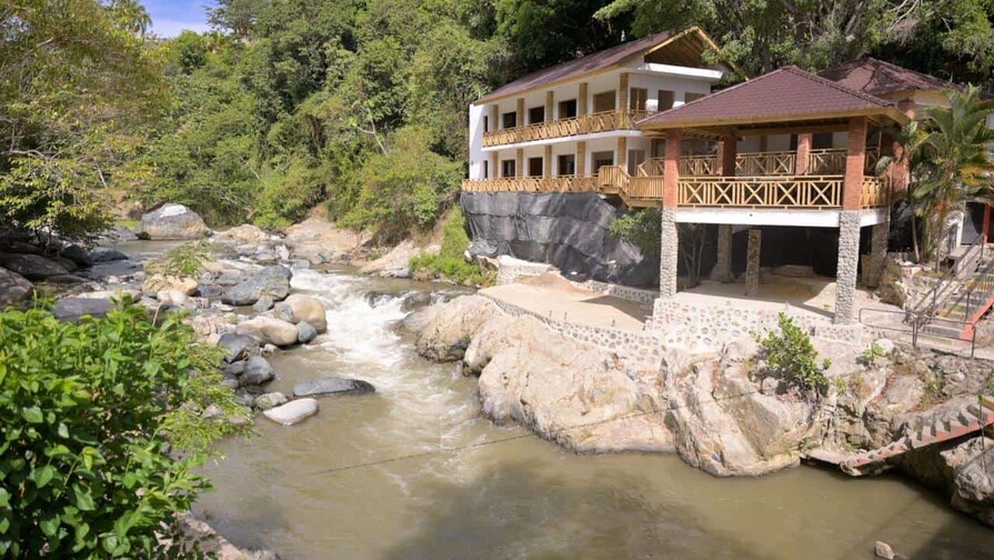 Medio Ambiente interviene complejo ilegal en la ribera del Yaque del Norte en Jarabacoa