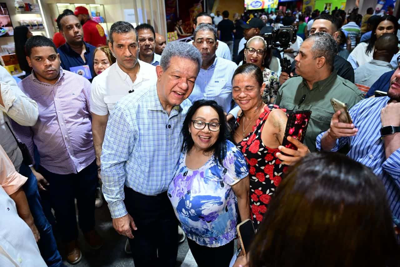 El expresidente Leonel Fernández comparte con asistentes a la trigésima edición de Expo Mayorista 2026.