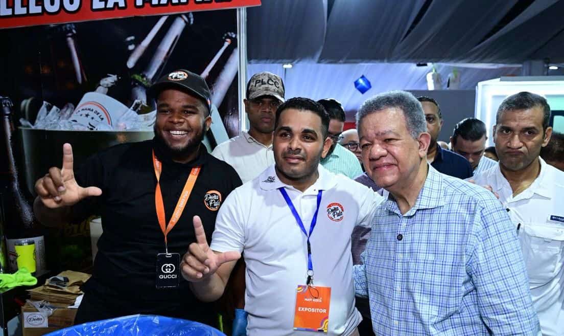 El expresidente Leonel Fernández comparte con asistentes a la trigésima edición de Expo Mayorista 2026.