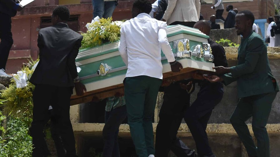 Despiden en Haití a cuatro víctimas de una familia de la masacre que dejó 47 muertos