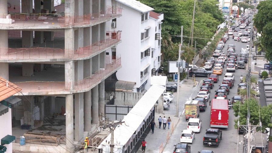 Casi el 60 % de las obras que se construyen en la región metropolitana están paralizadas